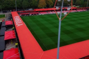 太阳报：英乙球队索尔福德城对主场进行重大改造，增加球迷区顶棚