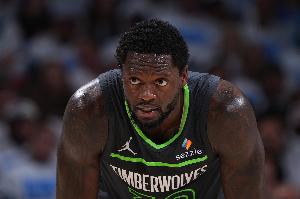 身手全能！兰德尔13中7拿到19分7板6助2断1帽 正负值+6