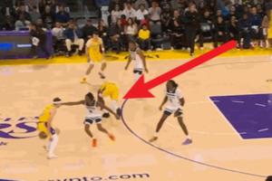 不是哥们？艾顿弧顶做掩护被里德轻推一下踩到脚差点趴到地上😅