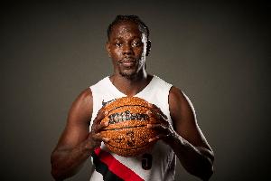 完美控场！霍勒迪12中5得12分5板11助1断 三分4中2