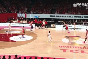 这哨子？赵继伟腹部遭膝顶！结果郭士强吃T，日本球员普通犯规